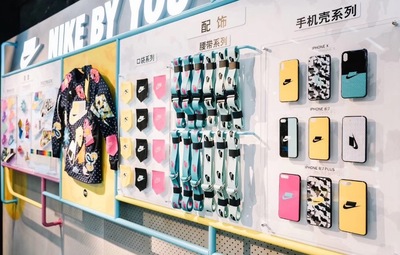 除了DIY球鞋，NIKE還推出服裝專屬定制服務！盡情發揮再也不怕撞衫！手機殼定制服務也來了